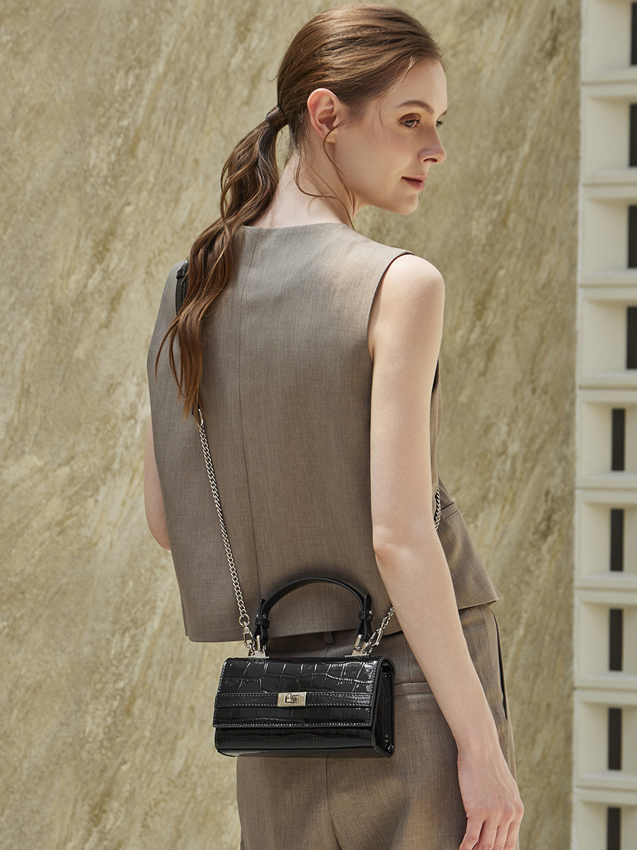 YY-BAG-006 crocodile-pattern baguette underarm bag in black — wholesale croc-embossed manufacturer YANYAN