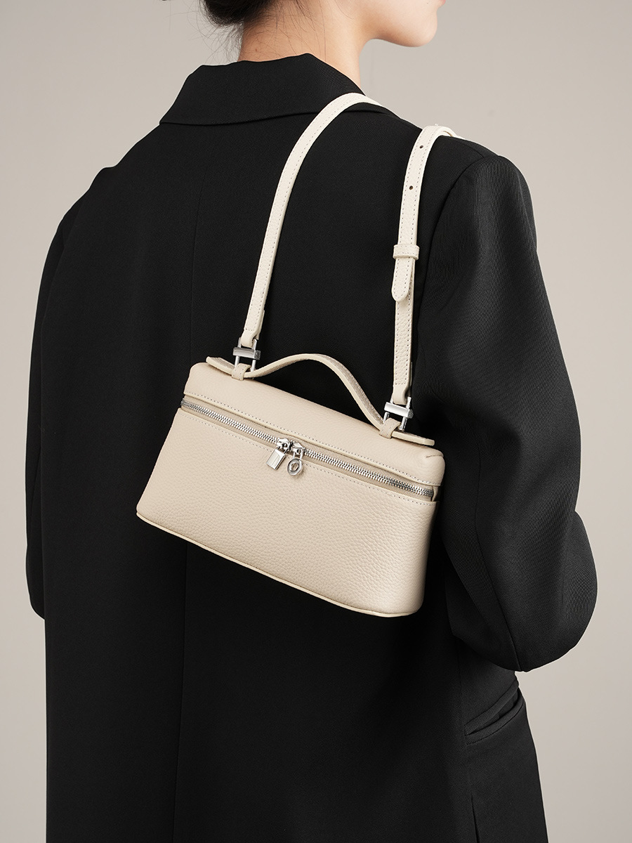 Bolso Tipo Lonchera LP19 en Piel de Vaca — Mini Diseñador Inspirado en Gigi view 2