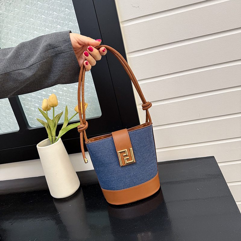 Minimalistische Bucket Bag als Schulter- und Umhängetasche view 2