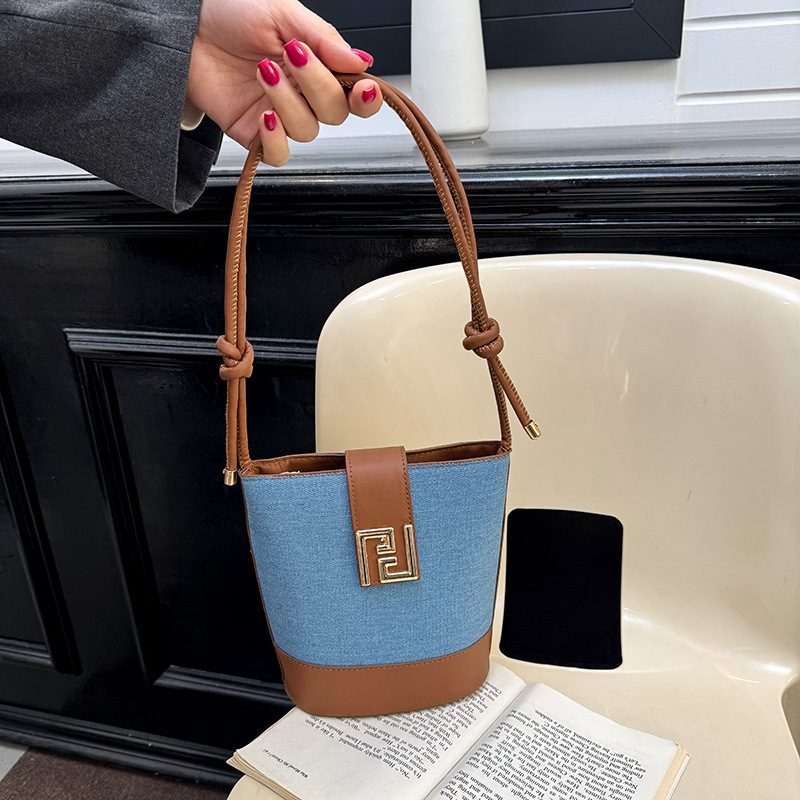 Minimalistische Bucket Bag als Schulter- und Umhängetasche view 3