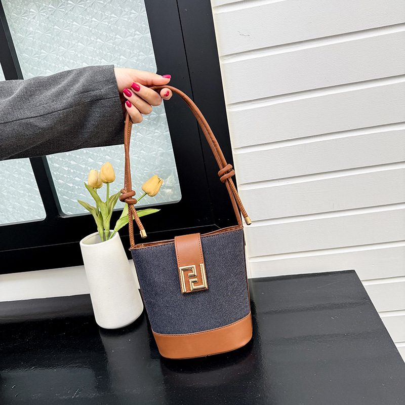 Minimalistische Bucket Bag als Schulter- und Umhängetasche view 4