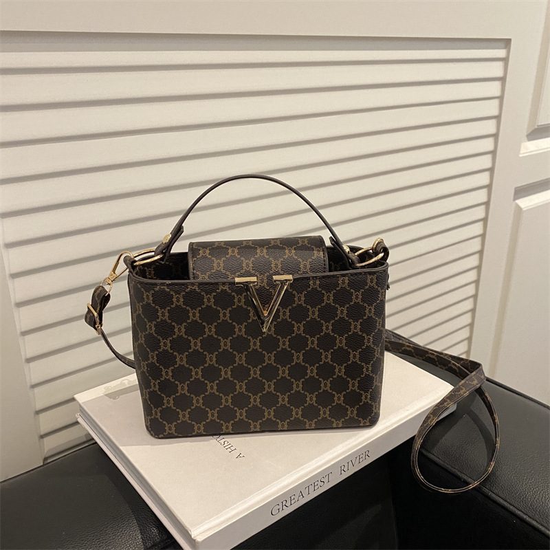 Designer Light Luxury Bucket Bag view 2