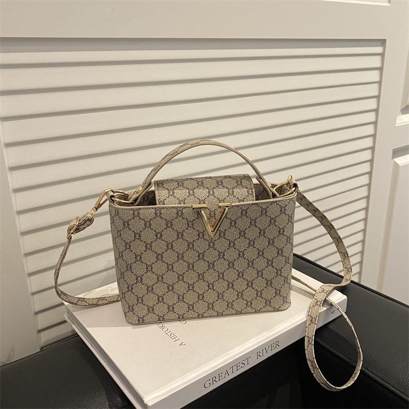 Designer Light Luxury Bucket Bag view 3