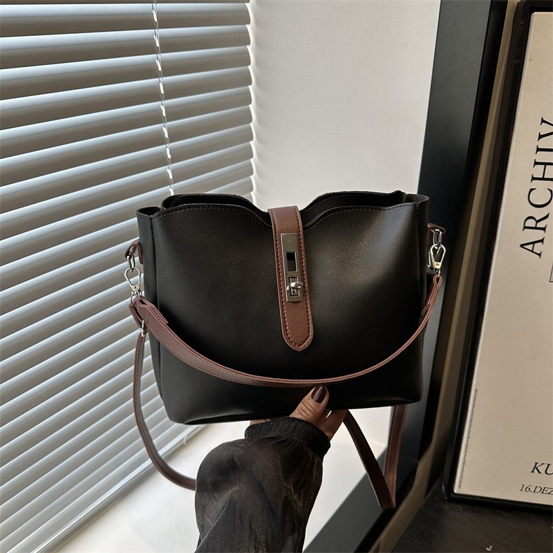 Vintage Large Capacity Bucket Shoulder Bag view 2