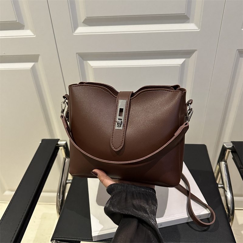 Vintage Large Capacity Bucket Shoulder Bag view 3