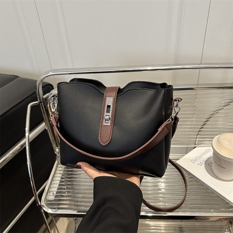Vintage Large Capacity Bucket Shoulder Bag view 4