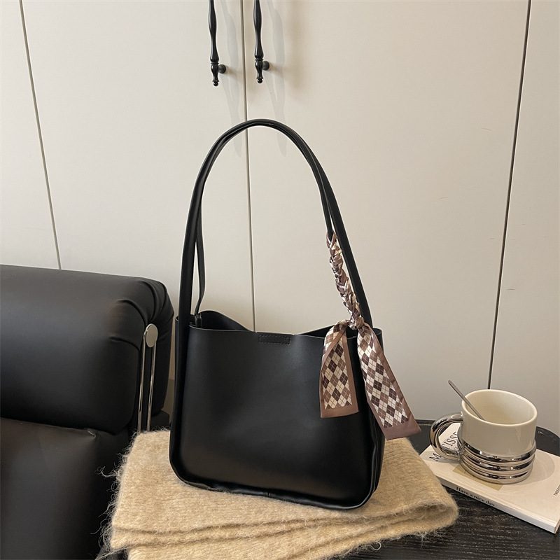 Bucket-Tote-Tasche aus Weichem Leder view 2