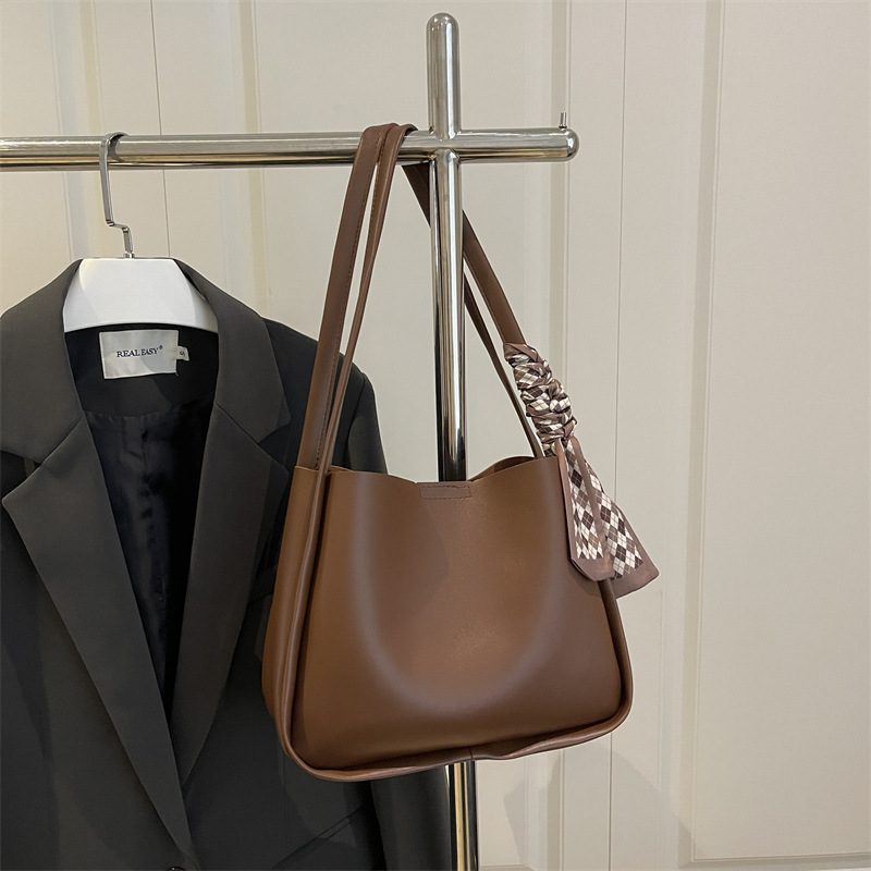 Bucket-Tote-Tasche aus Weichem Leder view 3