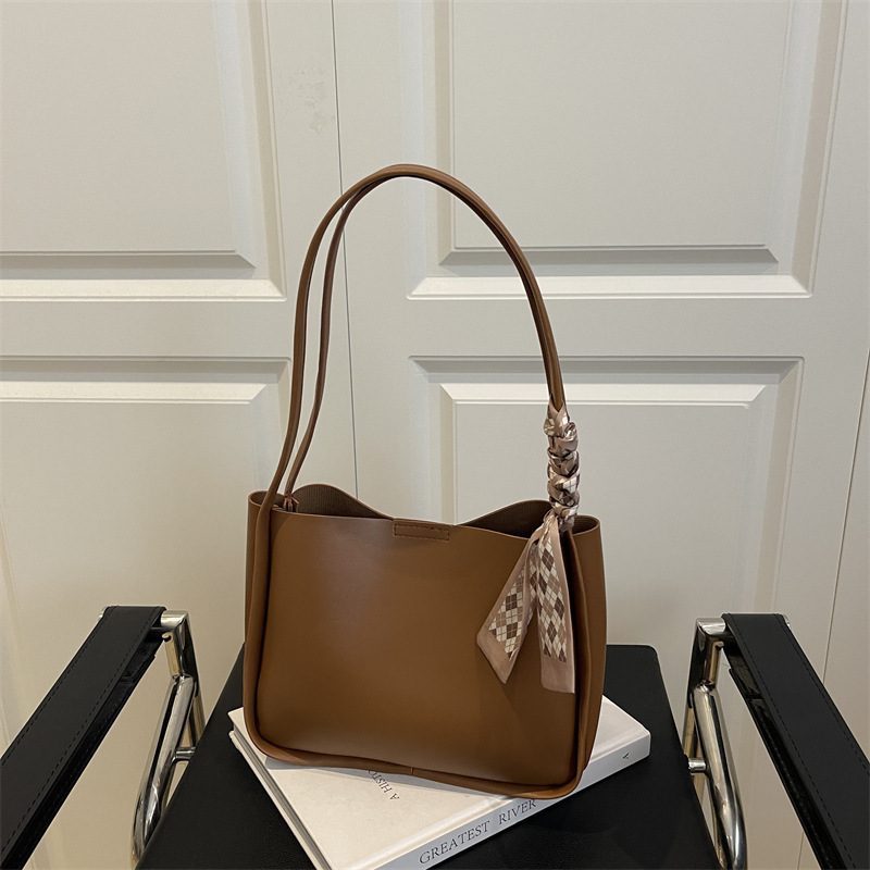 Bucket-Tote-Tasche aus Weichem Leder view 4