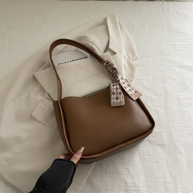 Bucket-Tote-Tasche aus Weichem Leder view 8
