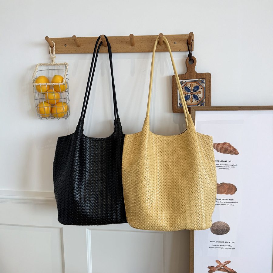 Tas Tote Bucket Besar Minimalis Anyaman view 2