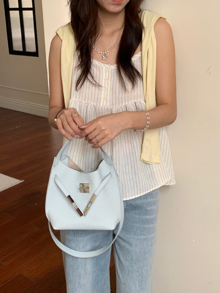 Softleder Bucket Bag mit Lychee-Narbung view 3