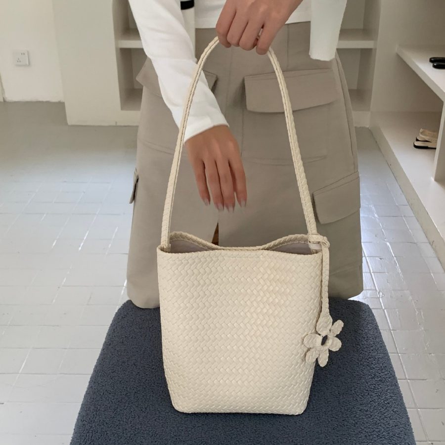 Sac seau fleur tissé bandoulière épaule view 3