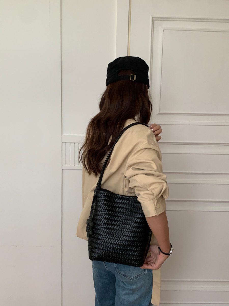 Sac seau fleur tissé bandoulière épaule view 6