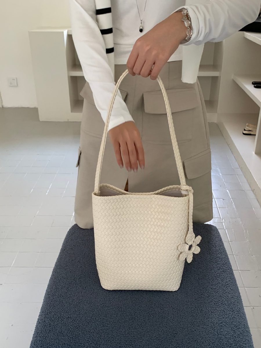 Sac seau fleur tissé bandoulière épaule view 8