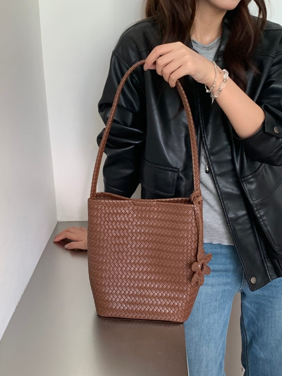 Sac seau fleur tissé bandoulière épaule view 9
