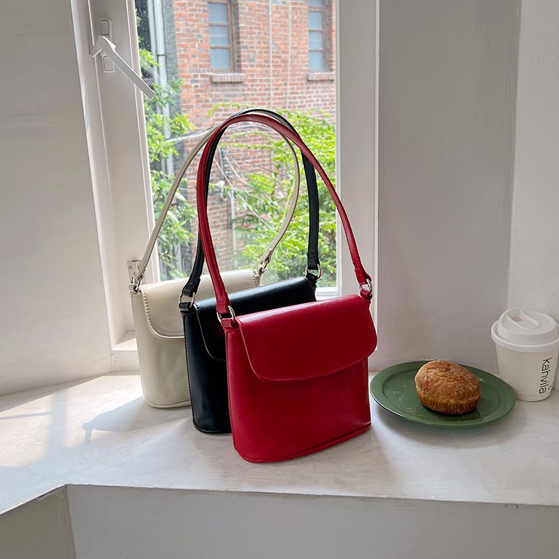Rote Crossbody-Bucket-Tasche view 2