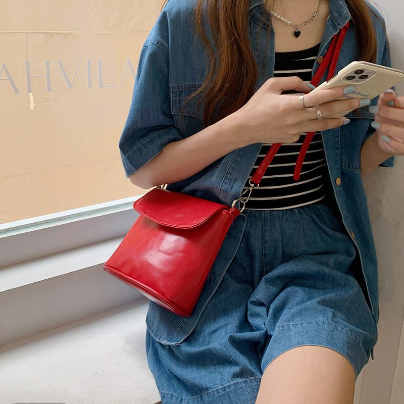 Rote Crossbody-Bucket-Tasche view 4