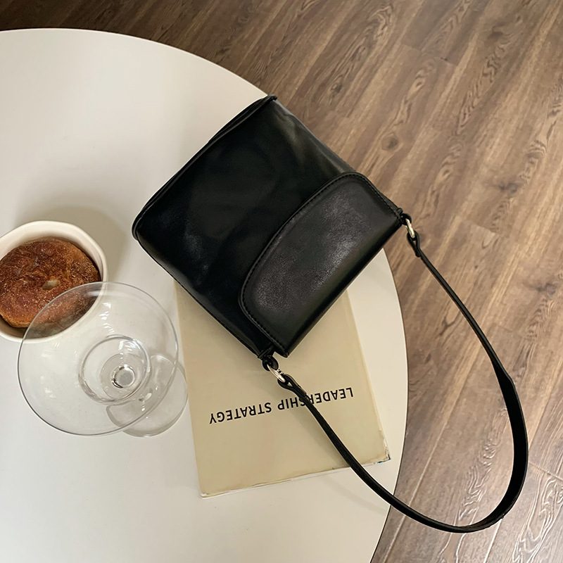 Rote Crossbody-Bucket-Tasche view 7