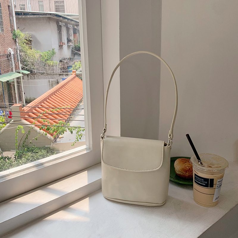 Rote Crossbody-Bucket-Tasche view 8