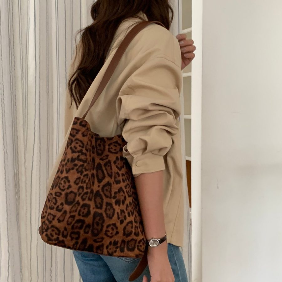 Crossbody-Bucket-Tasche aus Wildleder mit Leopardenmuster view 3