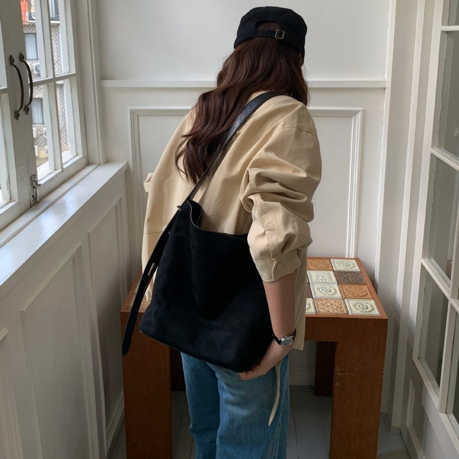 Crossbody-Bucket-Tasche aus Wildleder mit Leopardenmuster view 4
