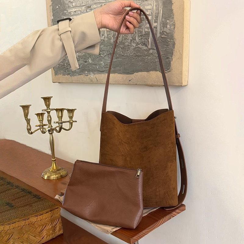 Crossbody-Bucket-Tasche aus Wildleder mit Leopardenmuster view 6