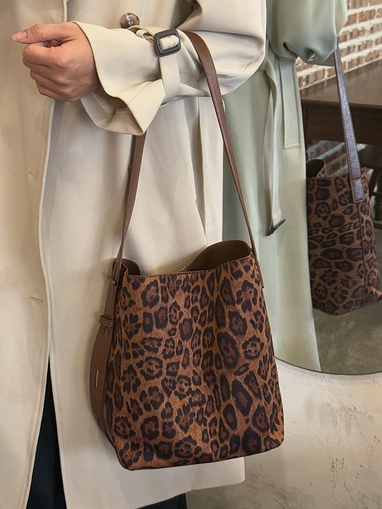 Crossbody-Bucket-Tasche aus Wildleder mit Leopardenmuster view 7