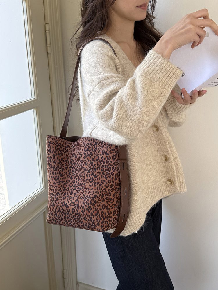 Crossbody-Bucket-Tasche aus Wildleder mit Leopardenmuster view 8