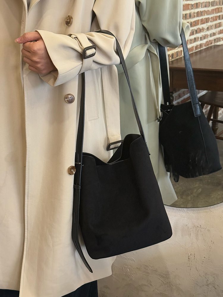 Crossbody-Bucket-Tasche aus Wildleder mit Leopardenmuster view 9