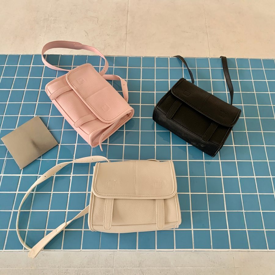 Mini sac bandoulière carré en cuir souple view 3