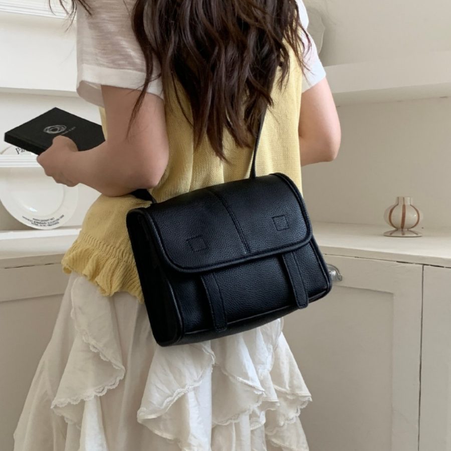 Mini sac bandoulière carré en cuir souple view 4