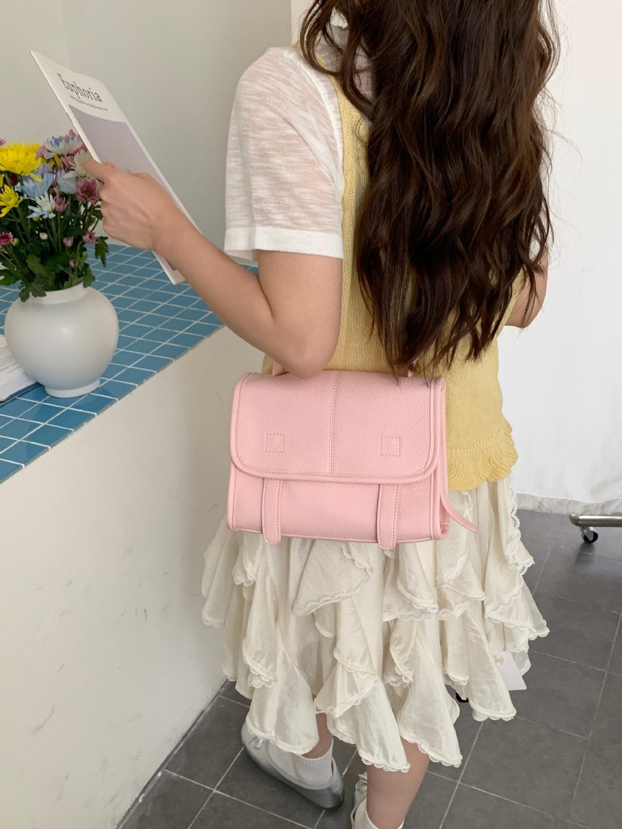 Mini sac bandoulière carré en cuir souple view 6