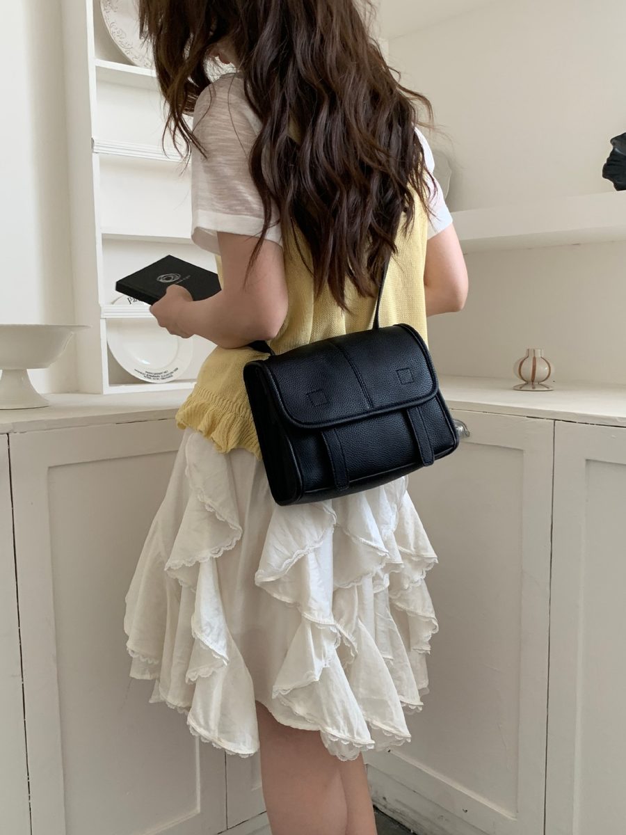 Mini sac bandoulière carré en cuir souple view 8