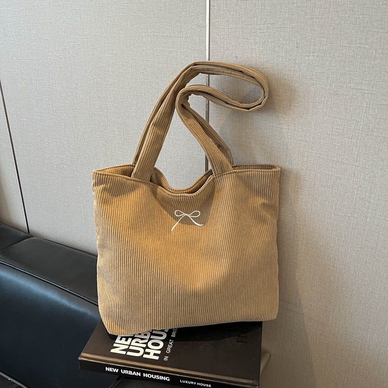 Tas Selempang Bahu Ketek dengan Kerutan dan Bordir Pita view 3