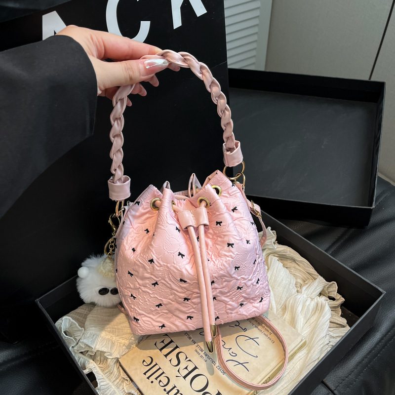 Tas Bahu Selempang Besar dengan Busur dan Lipit view 2