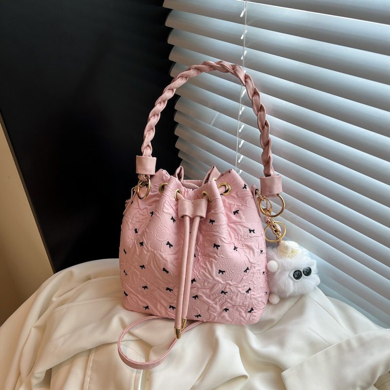 Tas Bahu Selempang Besar dengan Busur dan Lipit view 6