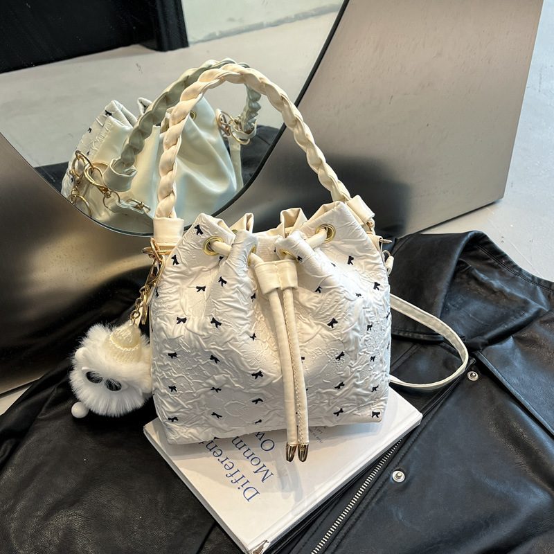 Tas Bahu Selempang Besar dengan Busur dan Lipit view 7