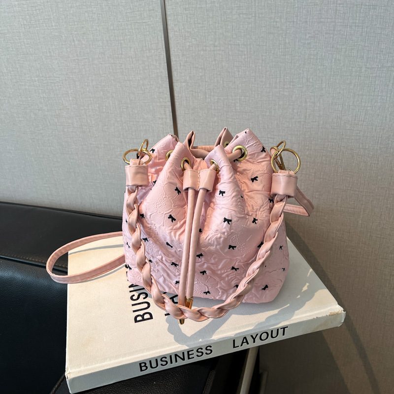 Tas Bahu Selempang Besar dengan Busur dan Lipit view 8