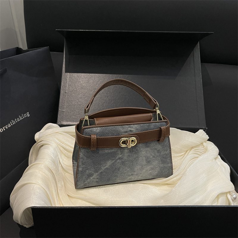 Vintage Light Luxury Shoulder Crossbody Bag view 4