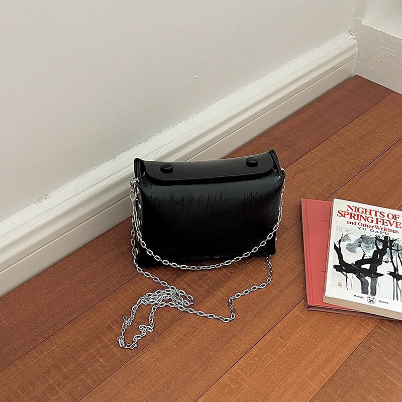 Tas Selempang Bahu Rantai Klasik Berlapis view 7