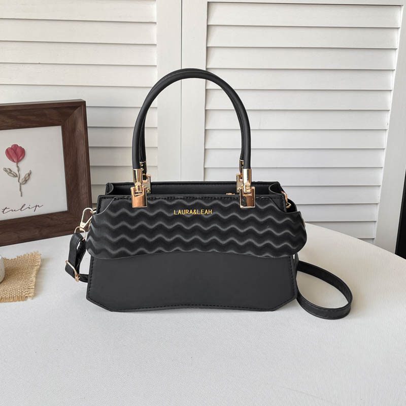 Tas Selempang Bahu Minimalis Bertekstur view 2