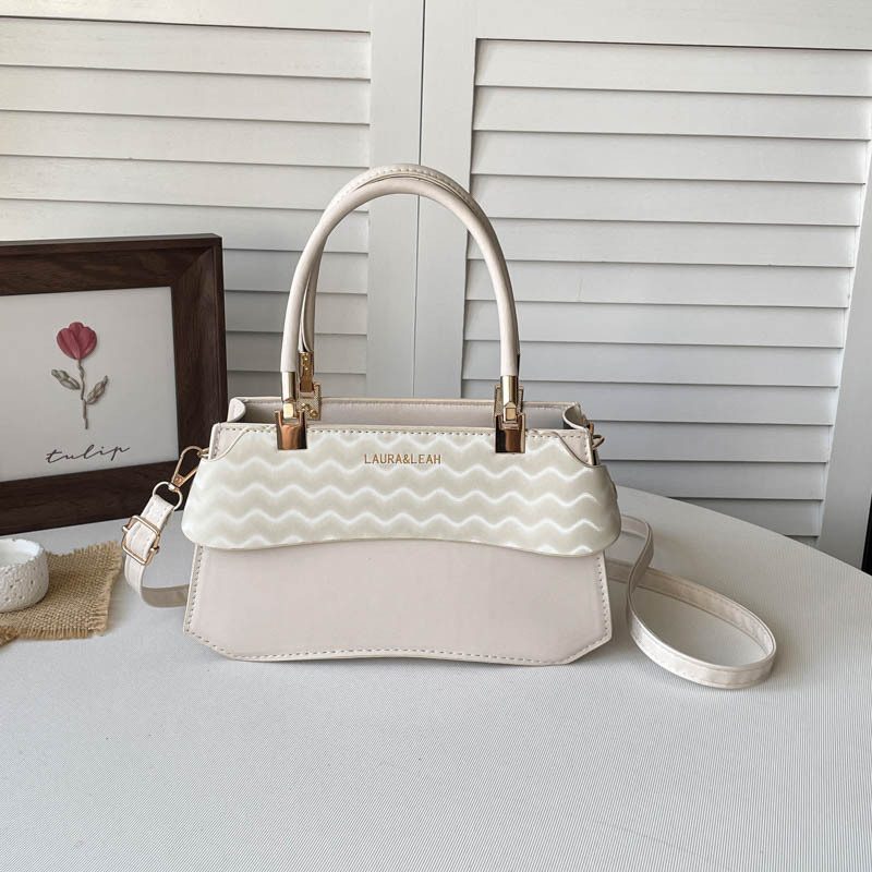 Tas Selempang Bahu Minimalis Bertekstur view 4