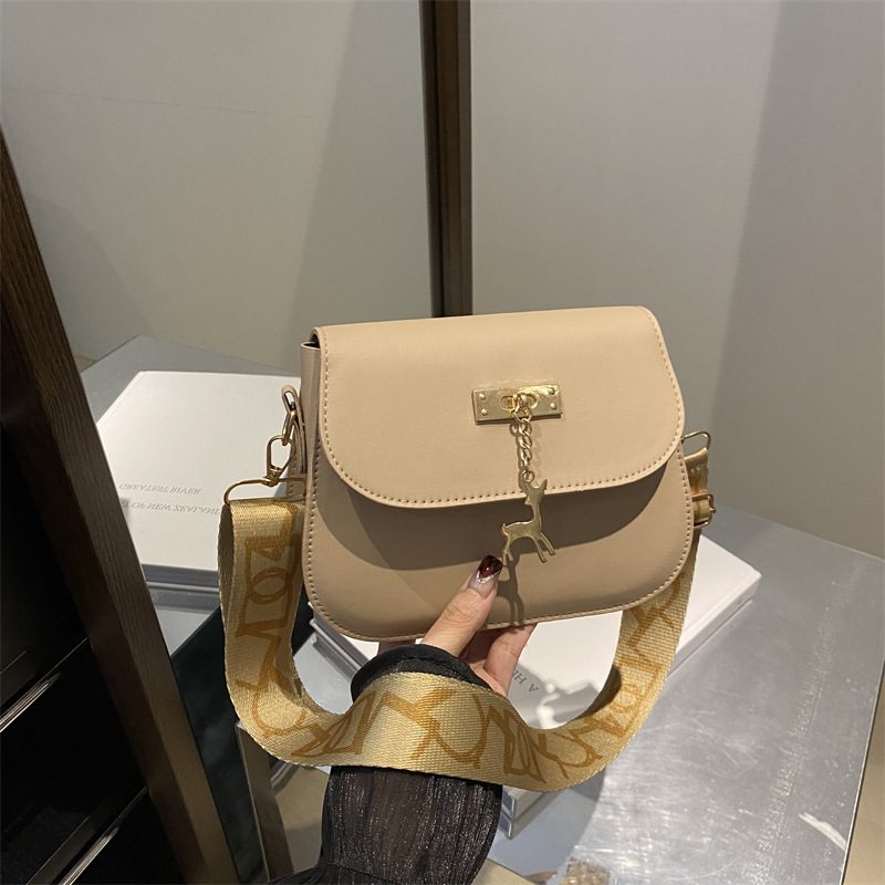 Tas Selempang Bentuk Kerang dengan Gantungan Rusa view 2