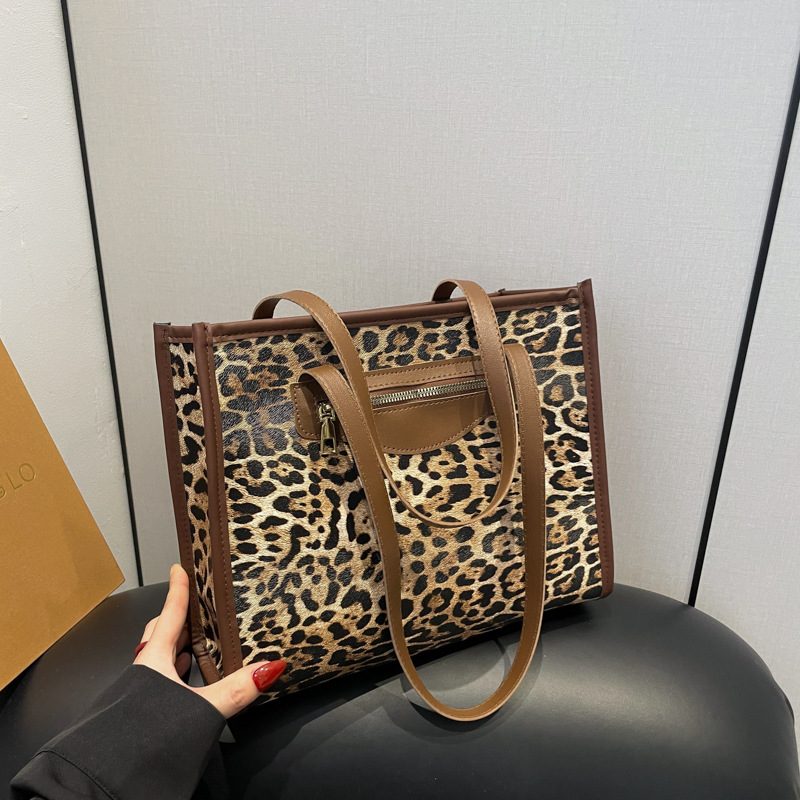 Leopard Print Large Capacity Tote Bag view 3