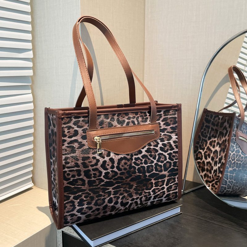 Leopard Print Large Capacity Tote Bag view 4