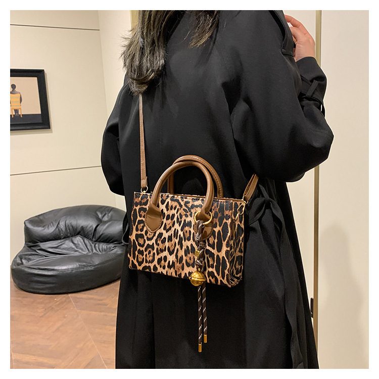 Leopard Print Large Capacity Crossbody Bag view 3