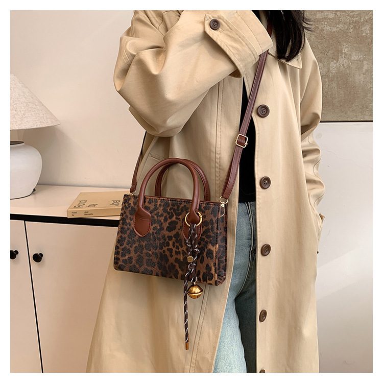 Leopard Print Large Capacity Crossbody Bag view 4