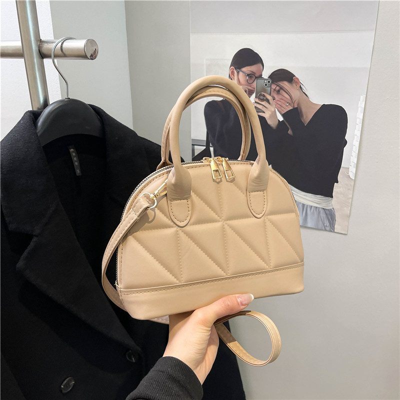 Tas Selempang dengan Pegangan Atas Bordir dan Emboss view 2