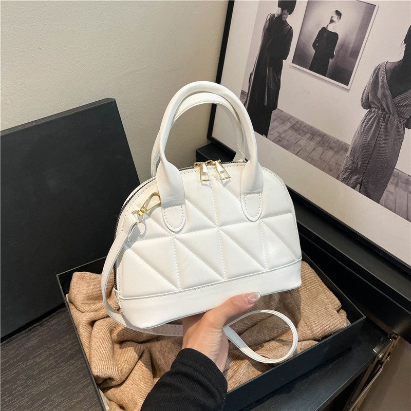 Tas Selempang dengan Pegangan Atas Bordir dan Emboss view 3